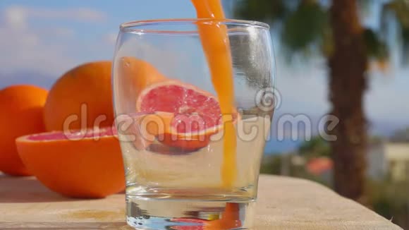 柚子汁倒入玻璃杯中视频的预览图