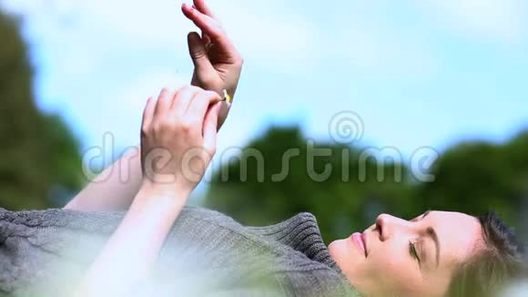 女人从一朵雏菊花中摘花瓣视频的预览图