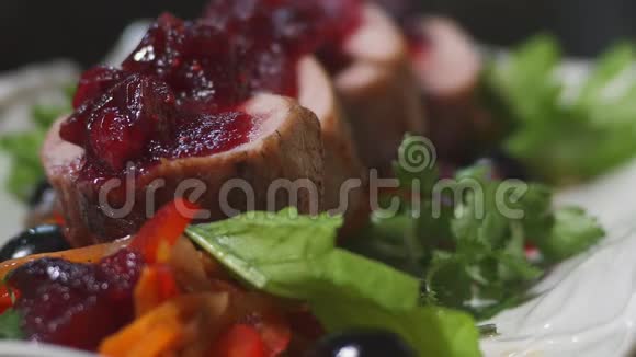 欧洲美食有浆果的肉视频的预览图