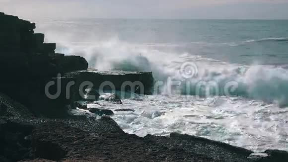 海浪冲击着埃里西拉岩石视频的预览图