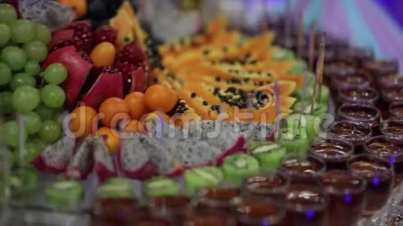 五颜六色的热带水果自助餐与饮料视频的预览图