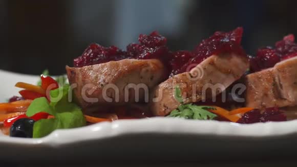 欧洲美食有浆果的肉视频的预览图