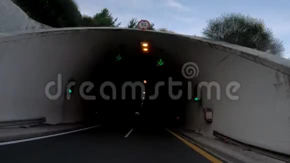 在高速公路隧道和前景行驶视频的预览图