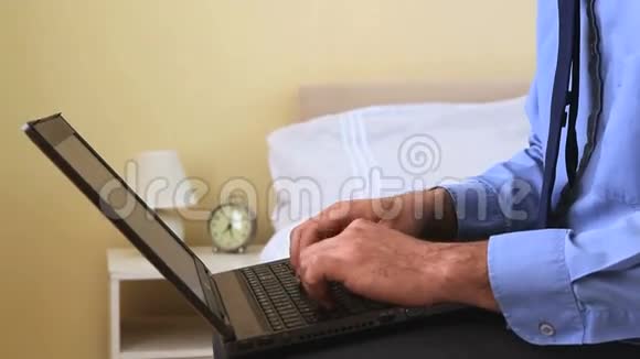 商人在床上用笔记本电脑打字视频的预览图