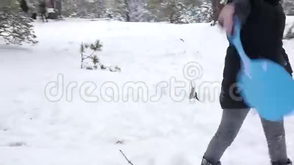 冬季公园小女孩在山上奔跑的近镜头视频的预览图