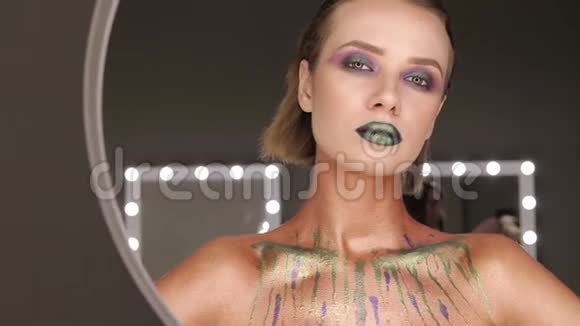 时尚的绿色嘴唇和特写张开嘴编造概念吻视频的预览图