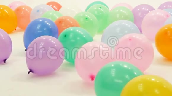 白色地板上的多色气球视频的预览图