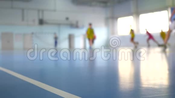 为儿童提供足球训练室内足球青年球员与足球在一个运动场视频的预览图