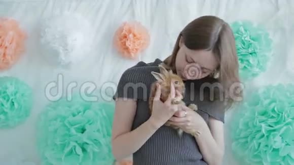 女人抱着小可爱的兔子视频的预览图