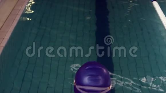 游泳者潜入游泳池后景视频的预览图