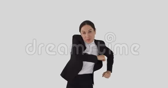 漂亮的女商人在白色背景下跳舞视频的预览图