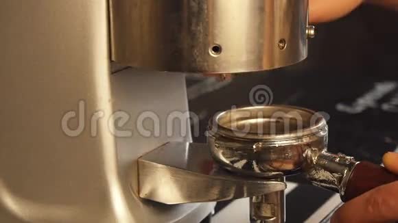 咖啡师慢慢磨咖啡视频的预览图