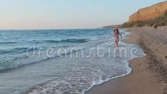 小女孩穿着圣女裙沿着大海视频的预览图