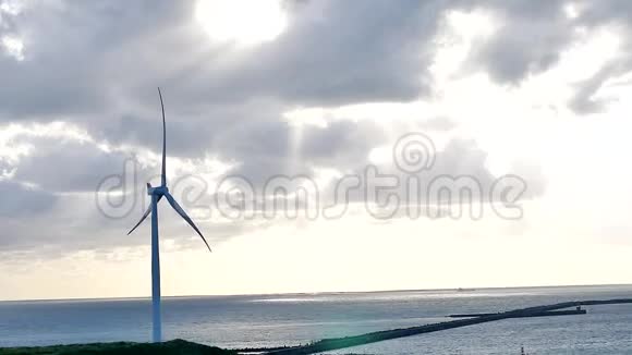 日本秋田县中岛码头风力发电机广角镜头视频的预览图