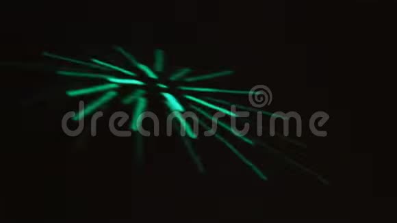 线条和光线的抽象舞蹈绿色和红色激光在黑色背景上闪烁多种颜色的射线对穆的运动视频的预览图