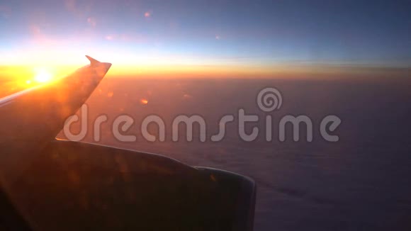 日出时飞机的机翼视频的预览图