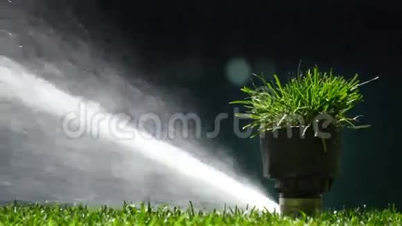 足球或足球场灌溉系统的自动浇草原始的声音视频的预览图
