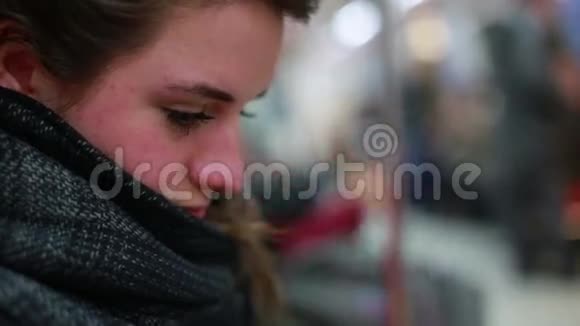 孤独的女人和地铁一起旅行视频的预览图