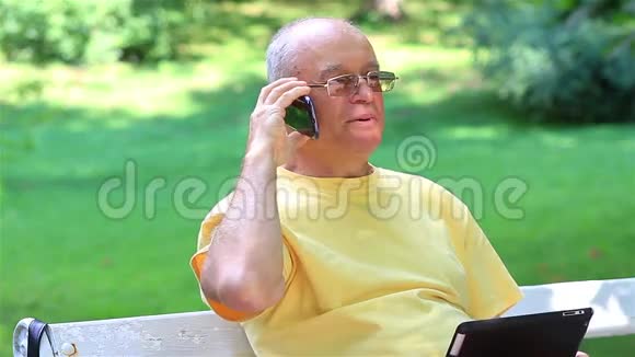 老人在智能手机上说话视频的预览图