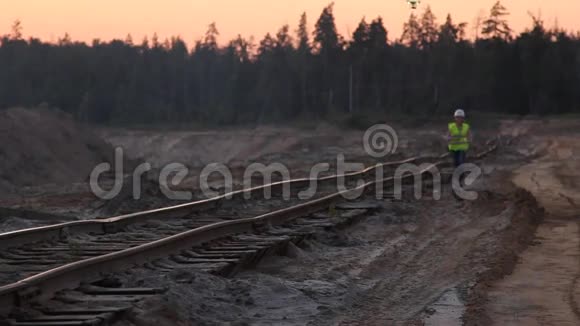 沿着铁路行驶的工人视频的预览图