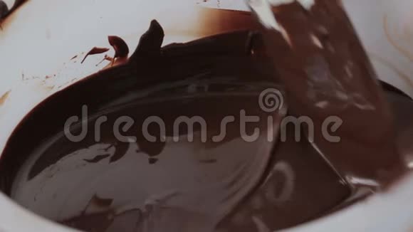 巧克力在塑料碗里融化视频的预览图