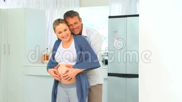 可爱的未来父母在厨房视频的预览图