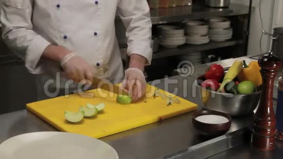 厨师弯着苹果中档视频的预览图