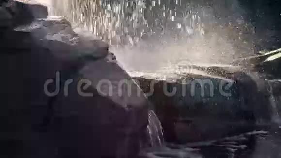 水溅落岩石捕捉阳光视频的预览图