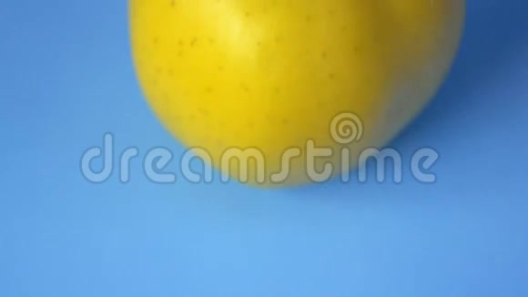 蓝色背景上的黄色苹果视频的预览图