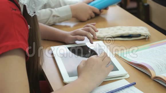 女孩用电脑玩游戏视频的预览图