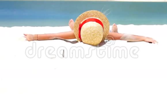 加勒比海热带度假期间可爱的戴帽子的小女孩在海滩上慢动作视频的预览图