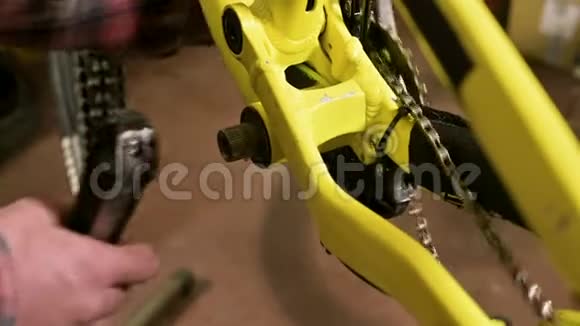 在一家自行车维修店里主人把踏板移开进行维修自行车修理视频的预览图