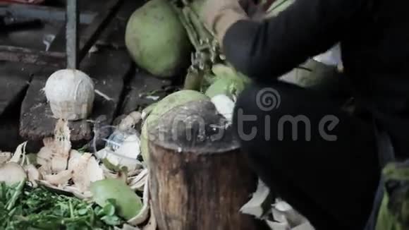 街头卖家用大刀打开椰子视频的预览图