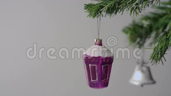 紫色圣诞玩具和圣诞树树枝上的银铃视频的预览图