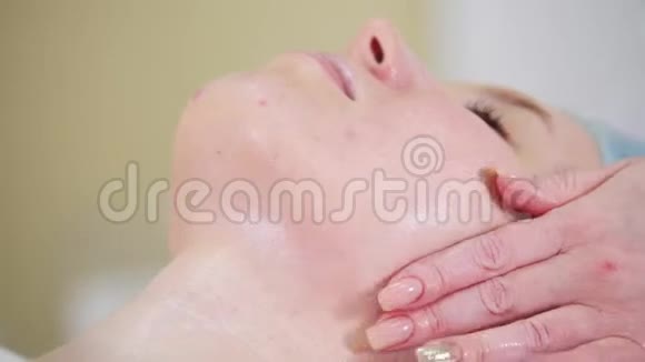 美容诊所面部按摩治疗面部和颈部按摩视频的预览图