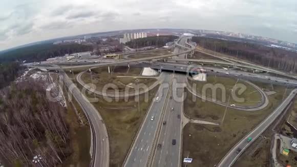 莫斯科环和新里加公路交叉口的鸟瞰图视频的预览图