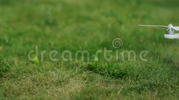 四架直升机站在草地上绿色背景夏季视频的预览图