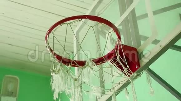 学校体育馆的篮球圈和广告牌视频的预览图