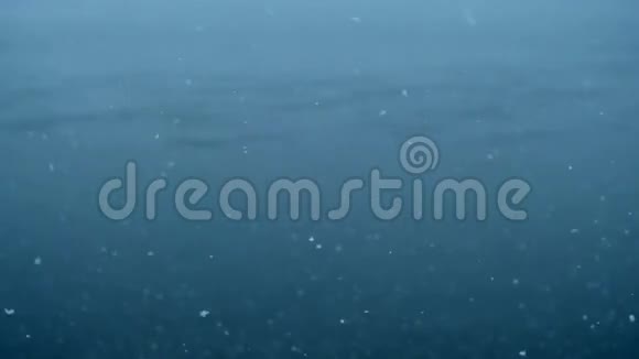 抽象雪圈蓝色背景慢动作视频的预览图