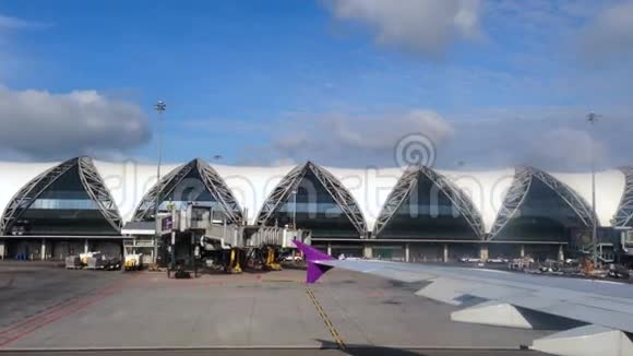 苏万纳布米机场的飞机滑行视频的预览图