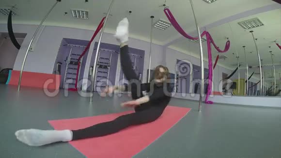 小女孩在健身房做伸展运动视频的预览图