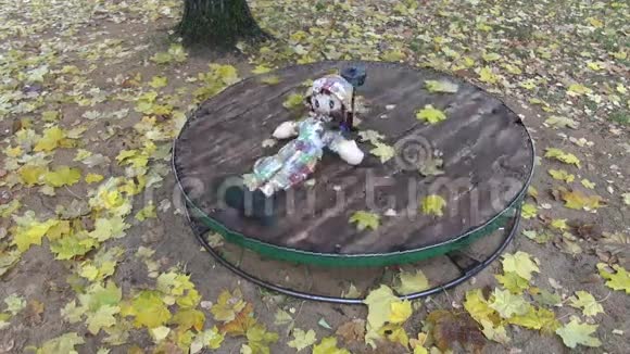 拉格娃娃在儿童游乐场设备上视频的预览图