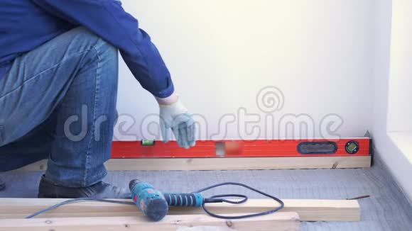 木工师傅安装松木地板环保地板螺丝滞后到混凝土视频的预览图