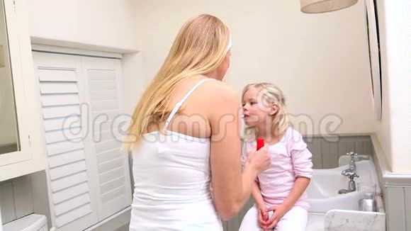 母亲对小女儿涂唇彩视频的预览图