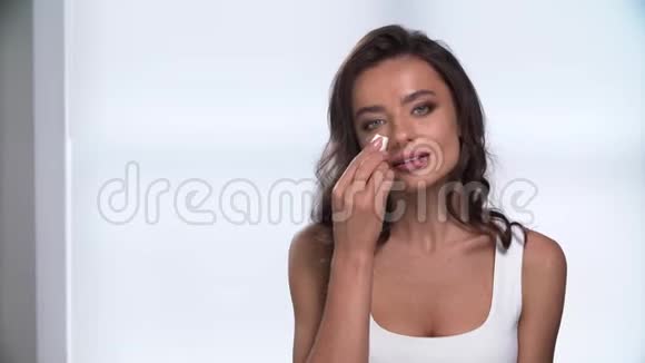 化妆美丽的女人用海绵敷脸视频的预览图