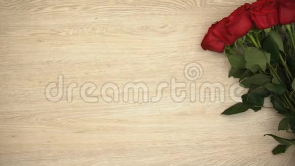 做我的情人短语和一束玫瑰隔离在木制背景上爱视频的预览图