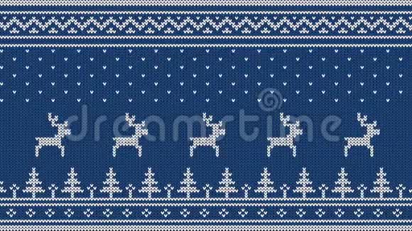 用斯堪的纳维亚的图案在圣诞树上奔跑的鹿视频的预览图