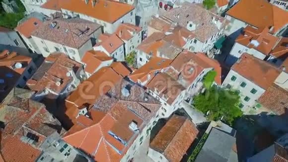 鸟瞰Kotor老城区视频的预览图
