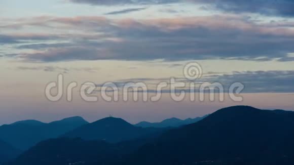 意大利美丽的黎明时分群山和云彩视频的预览图