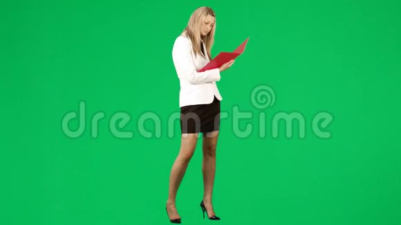 女商人在看一篇反对绿色屏幕的报道视频的预览图